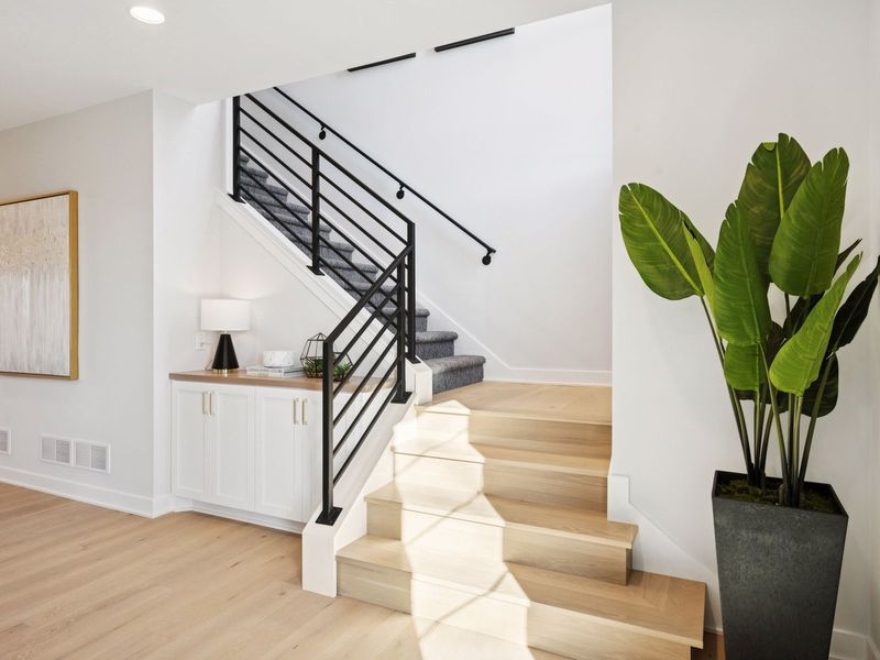 6132 Oaklawn Avenue — Entry and stair