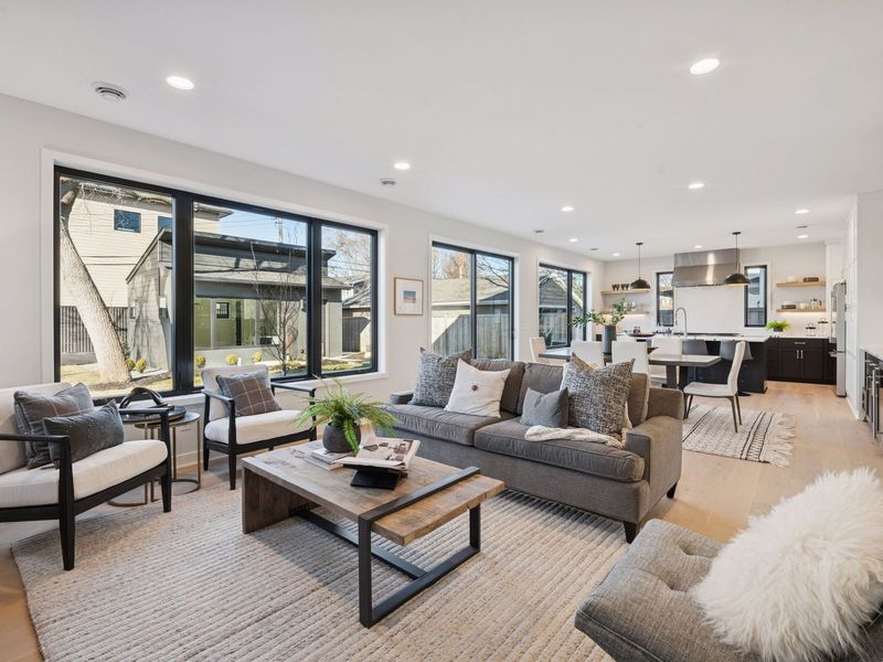 6132 Oaklawn Avenue — Great room