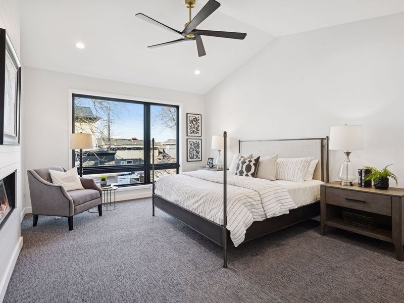 6132 Oaklawn Avenue — Primary suite