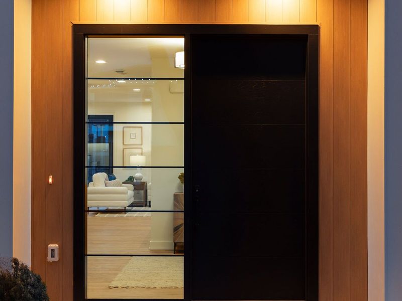 6136 Oaklawn Avenue — Entry