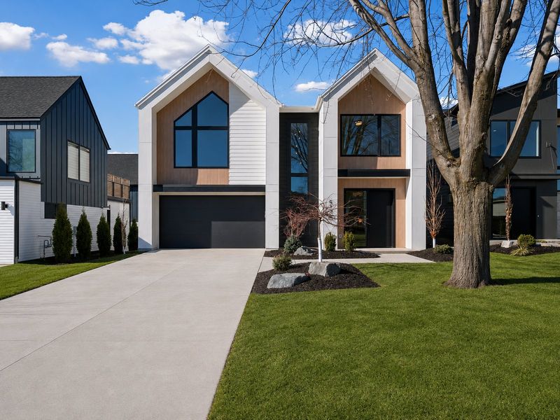 6136 Oaklawn Avenue — Street approach