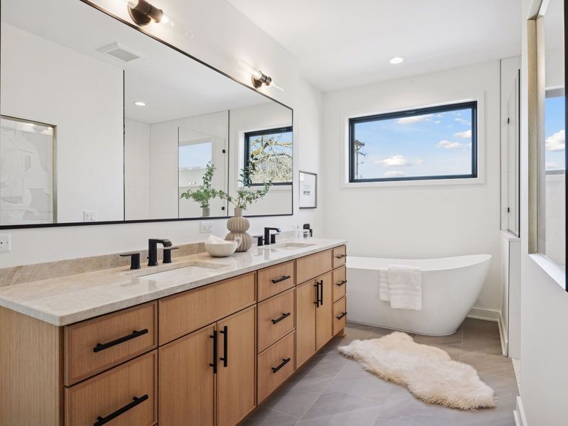 6136 Oaklawn Avenue — Primary bath